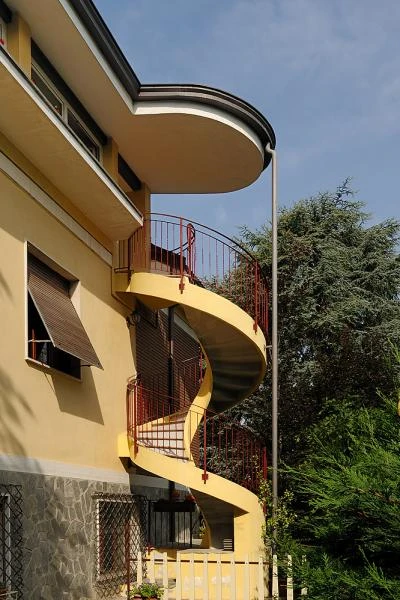 Scale elicoidali per esterni in cemento armato per una villa bifamiliare in provincia di Piacenza