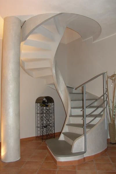 Scale elicoidali per interni eleganti prefabbricate per ville a Lodi e provincia con struttura bianca e argentata intonacata